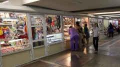 Предприниматели, работавшие на поверхности, хлынули в метро