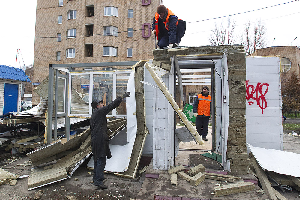 Московское правительство сносит 2000 киосков, но компенсацию за 100 из них получит только ГК «Кардос». Почему?