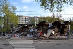 Строительная техника начала работы по незаконному сносу очередного торгового павильона в Москве